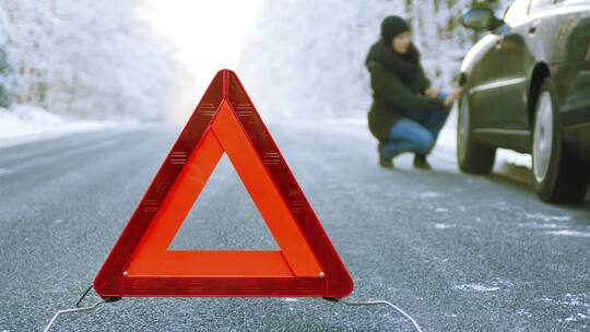Warnschild vor der Unfallstelle