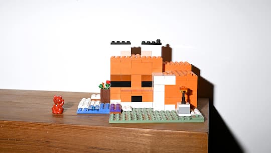 Reportage zum Thema Erben, am Beispiel Knechts's, fotografiert in Meiringen BE im Wohnhaus am, 26. Oktober 2024, für das Magazin "Beobachter". Lego Traumhaus gebaut vom Sohn dder Knecht's. © Marco Frauchiger