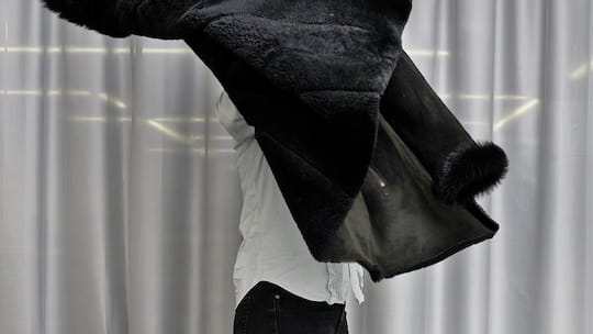 Person mit Mantel über dem Kopf: Verdingkinder gehen ihre Traumas an die nächsten Generationen weiter