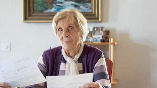 Anna Marta Heiniger in ihrer Stube; Swisscom Eine Form von Altersdiskriminierung Weil eine 94-Jährige ihre Swisscom-Rechnung ganz altmodisch am Postschalter bezahlt, muss sie dafür monatlich Fr. 6.80 Gebühren entrichten. Dank dem Beobachter spart sie diese ab sofort.