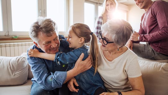 Grosseltern, Eltern und Kind - Eltern hoffen auf Entlastung, Senioren wollen Freiheit. Wie viel Hüeti-Dienst ist Pflicht? Ein Generationen-Konflikt über Zeit, Grenzen und Erwartungen