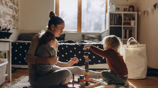 Mutter spielt mit ihren Kindern Sie kennen Helikopter- und Rasenmäher-Eltern. Aber haben Sie schon von Crunchy- und Silky-Moms gehört? Zwei völlig verschiedene Ansätze zum Mutter-Sein