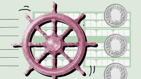 Ein Steuerrad, daneben Geldmünzen - Vielen ist es zu kompliziert oder zu aufwendig, die Steuererklärung selbst auszufüllen. Wann lohnt es sich, einen Profi zu beauftragen?