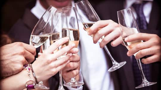 Es wird mit mehreren Gläsern angestossen.