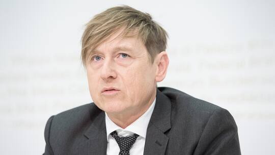 Preisüberwacher Stefan Meierhans; Knieprothesen und Herzschrittmacher Preisüberwacher deckt Abzocke in Spitälern auf Grosse Preisunterschiede und mangelnde Transparenz: Der Preisüberwacher kritisiert den Prothesen- und Implantate-Markt als Treiber der Gesundheitskosten.