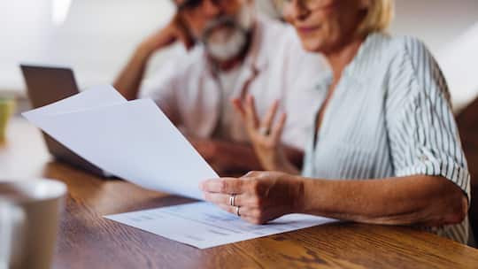 Älteres Paar mit Dokumenten - Seit über einem Jahrzehnt warnt der Beobachter vor diesem Vermögensverwalter. Nun zieht die Finanzmarktaufsicht Millionen ein. Ob die Anleger ihr Geld zurückerhalten, ist aber ungewiss