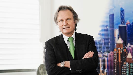 Kardiologe Thomas F. Lüscher in seinem Büro seiner Stiftung Zurich Heart House