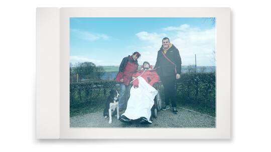 Polaroid von Christian Spengler (im Rollstuhl) mit seiner Familie. Ein Mann möchte mit Exit aus dem Leben scheiden. Das ist im Paraplegiker-Zentrum Nottwil nicht erlaubt. Das Thema stellt Pflegeeinrichtungen vor schwierige Fragen.