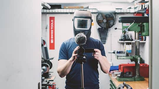 Mit 3,4 Millionen Abonnenten ist er hierzulande einer der erfolgreichsten Youtuber. Sein Spezialgebiet: das Restaurieren alter Metallgegenstände. Urs ist Zentralschweizer und 37 Jahre alt. Mehr gibt er von sich nicht preis.