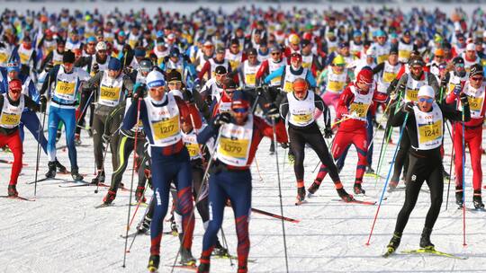 SILS, 13MAR22 - Die Athletinnen und Athleten skaten über die gefrorenen Engadiner Seen anlässlich des 52. Engadin Skimarathon am 13. März 2022.