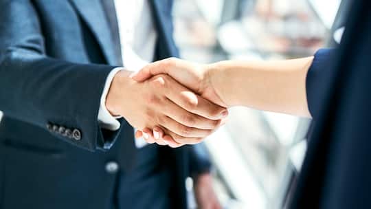 Chef und Angestellte geben sich die Hand