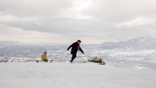 Alter Mann zieht Kind auf Schlitten - Trennung, Umzug, Pensionierung: Wer früh lernt, Veränderungen zu meistern, kann sich auch im Alter leichter auf Neues einstellen, erklärt Psychologin Pasqualina Perrig-Chiello