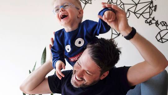 Joël Bez trägt seinen Sohn Elliot auf den Schultern