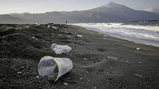 Plastikabfälle an einem Strand in der Türkei