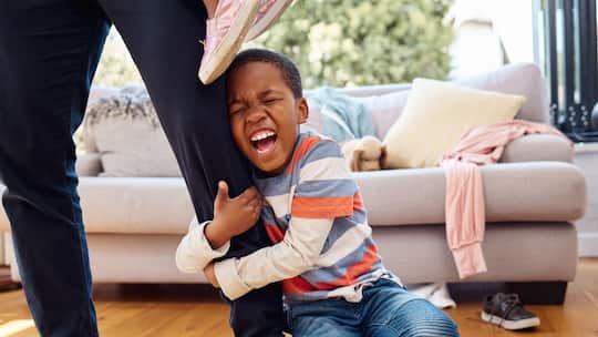 Schreiender Junge hält sich an Erwachsenem fest- Auf Social Media wird «Fafo» als Wundermittel gegen Machtkämpfe gefeiert. Doch ein Berner Experte warnt: Wer Kinder bewusst «auflaufen» lässt, schadet der Beziehung. Auch wenn es nur um eine Jacke geht