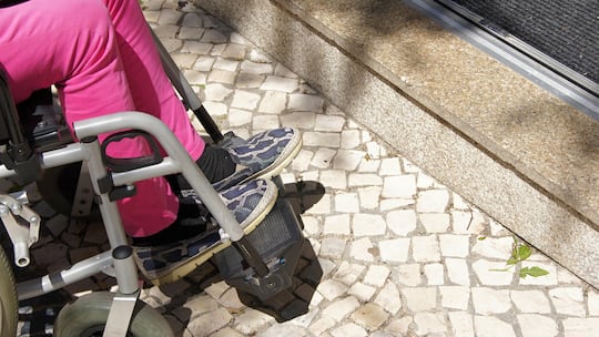 Rollstuhlfahrer vor einer Schwelle - Nach einer Sanierung klafft im Wohnheim plötzlich eine Kante zwischen Gang und Zimmer. Wer haftet für die teure Mängelbehebung? Das Bundesgericht schafft Klarheit