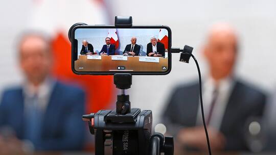 Handy filmt Pressekonferenz des Bundesrats