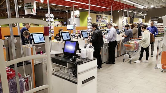 17.05.2019 SCHWEIZ , Self - Scanning Automaten in einer Migros Filiale *** 17 05 2019 SWITZERLAND , Self-scanning machines in a Migros store