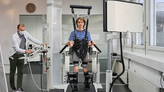 Student Viktor aus Basel auf dem Lokomat bei der Revigo in Volketswil.