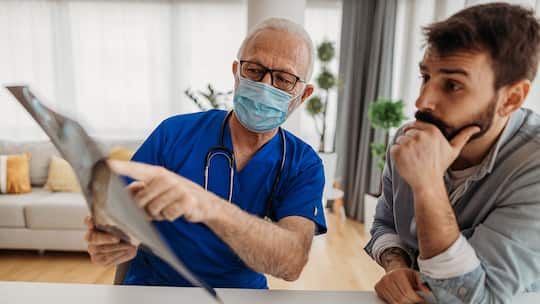 Ein junger Mann bespricht mit seinem Arzt seine Erkrankung.