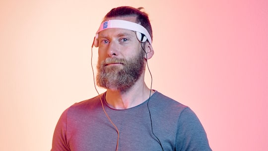 Biohacker Rolf Duda mit einem Sensor-Kopfband.