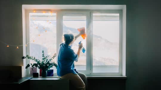 Frau putzt Fenster - Zürcher wollte eine blitzblanke Wohnung. Doch plötzlich konfrontierte ihn die Putzfrauenagentur AG mit einem Vertrag, den er nie unterschrieben hat. Beobachter-Recherchen zeigen: Ganz sauber lief das nicht ab