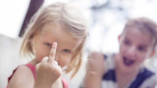 Kleines Mädchen zeigt den Stinkefinger - Der neue beste Freund des Kindes ist laut, frech und bringt schlechte Angewohnheiten mit? Warum ein Kontaktverbot meist schadet und wie Sie gelassen bleiben
