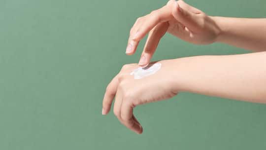 Jemand cremt sich die Hände mit rückfettender Creme ein. Im Winter ist unsere Haut besonders pflegebedürftig.