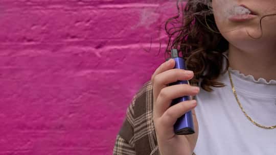 Junge Raucherin: Rund ein Viertel aller 15-Jährigen raucht regelmässig E-Zigaretten oder konsumiert Snus. Das zeigt eine neue Studie.