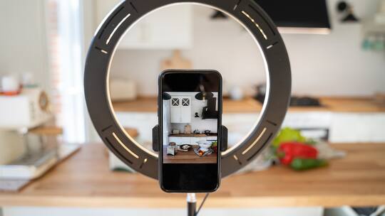 Influencer müssen transparent machen, wenn sie für Werbung bezahlt werden. Klare Vorgaben für die Umsetzung fehlen allerdings.