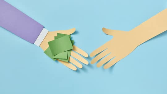 Collage mit zwei Händen, in einer Hand sind Banknoten - Nett, wenn jemand Bekannten oder Freundinnen Geld leiht. Doch ein privates Darlehen kann zu Streit führen, wenn man folgende Fragen nicht vorher klärt