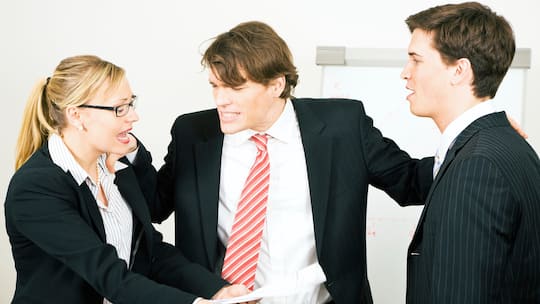 Mediator versucht Paar davon abzuhalten aufeinander loszugehen