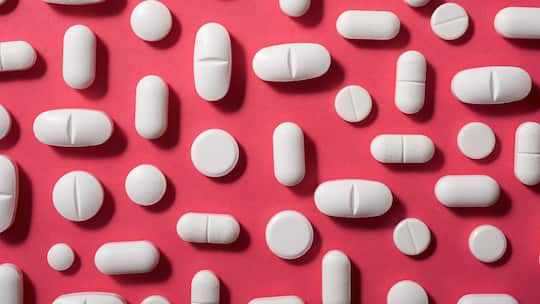 Tabletten auf einem pink Tisch