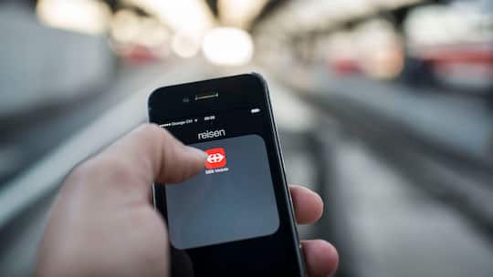 SBB-App in der Hand eines Kunden