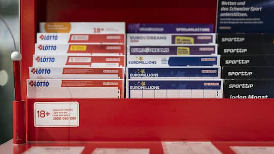 Diverse Lottoscheine - Seit Einführung des Geldspielgesetzes nehmen die Einnahmen aus Lotterien und Sportwetten stetig zu. 1,3 Milliarden Franken liegen derzeit in den Lotteriefonds der Kantone