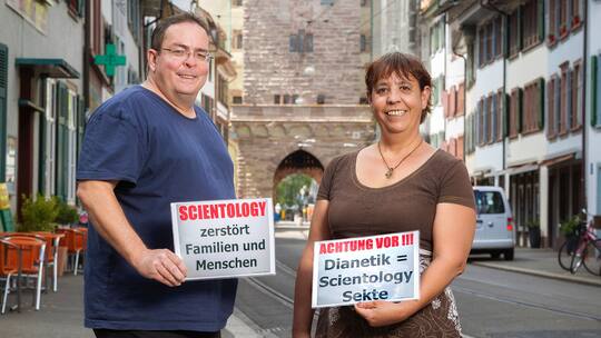 Beat Künzi, 51, und Yolanda Sandoval, 53, von den Freien Anti-Scientology-Aktivisten (Fasa)