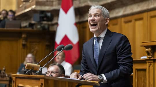 Beat Jans nimmt die Wahl zum Bundesrat an und entdeckt seine Familie auf der Tribüne des Nationalratssaals.