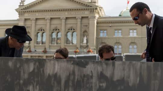 Für mehr Durchblick: Angehörige der Transparenz-Initiative bei einer Aktion vor dem Bundeshaus, 2018