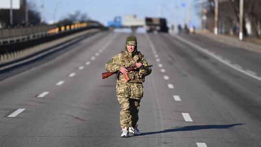 Soldat in Turnschuhen in der Ukraine