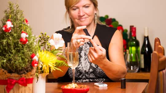 Eine Diabetikerin überprüft an Weihnachten ihren Blutzuckerspiegel.