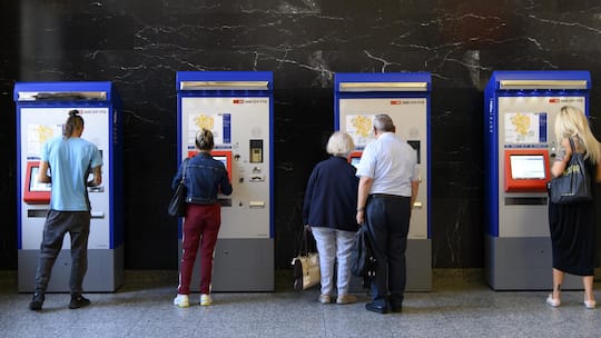 Menschen kaufen Zug Tickets