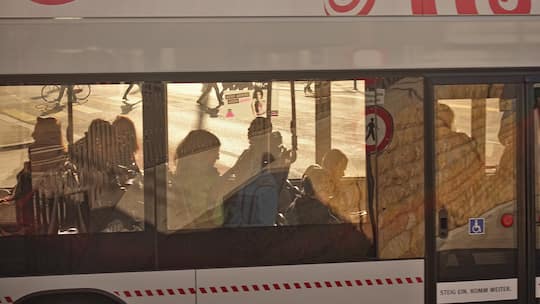 Buspassagiere, Bahnhofplatz Winterthur: Ein Teenager löst versehentlich ein Ticket auf den Namen seiner Mutter. Busse VBZ Anzeige