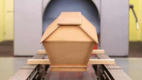 Ein Sarg wird zur Einaescherung vor dem Ofen bereitgestellt, im Krematorium Baden, am 14.Maerz 2019, in Baden. (KEYSTONE/Gaetan Bally)