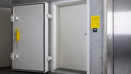 Die Tuere eines Schutzraums in einem Wohnblock, fotografiert am Freitag, 11. Maerz 2022 in Zuerich. (KEYSTONE/Christian Beutler)