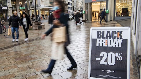 Black Friday in einer Schweizer Shopping-Meile. Händlerinnen und Händler locken mit vermeintlichen Rabattaktionen.