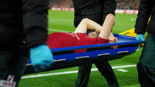 Diogo Jota wird auf einer Bare vom Feld getragen