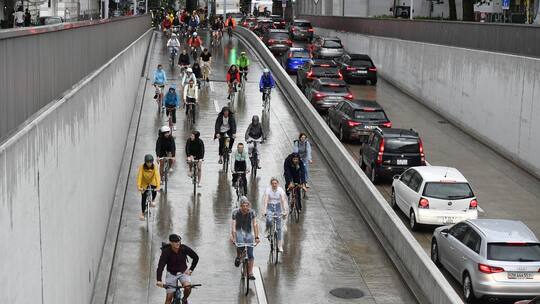 Heute noch die Ausnahme: Velofahrende nehmen sich die Hälfte des Strassenraums, wie hier an der Critical Mass in Zürich