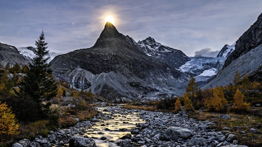 Nachtaufnahme bei Ferpecle mit Sicht auf die beiden Gletscher: Mont-Mine (r.) und Ferpecle (l.). Das Parlament will 15 neue Wasserkraft- werke im Eilverfahren bauen lassen. Weitere 17 sind in Vorbereitung. Ort und Details wollte der Bund geheim halten.