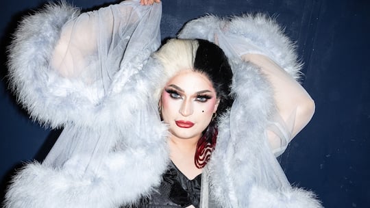 Dragqueen Milky Diamond posiert in ihrem Auftrittslook