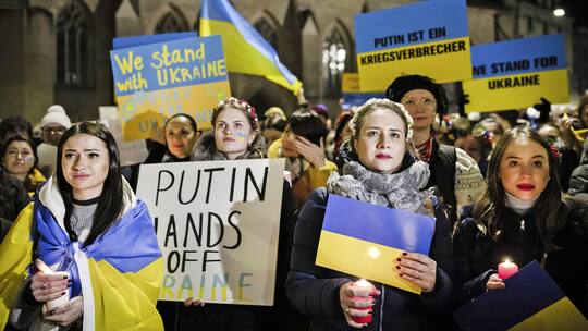 Demonstranten und Demonstrantinnen protestieren gegen den Ukrainekrieg